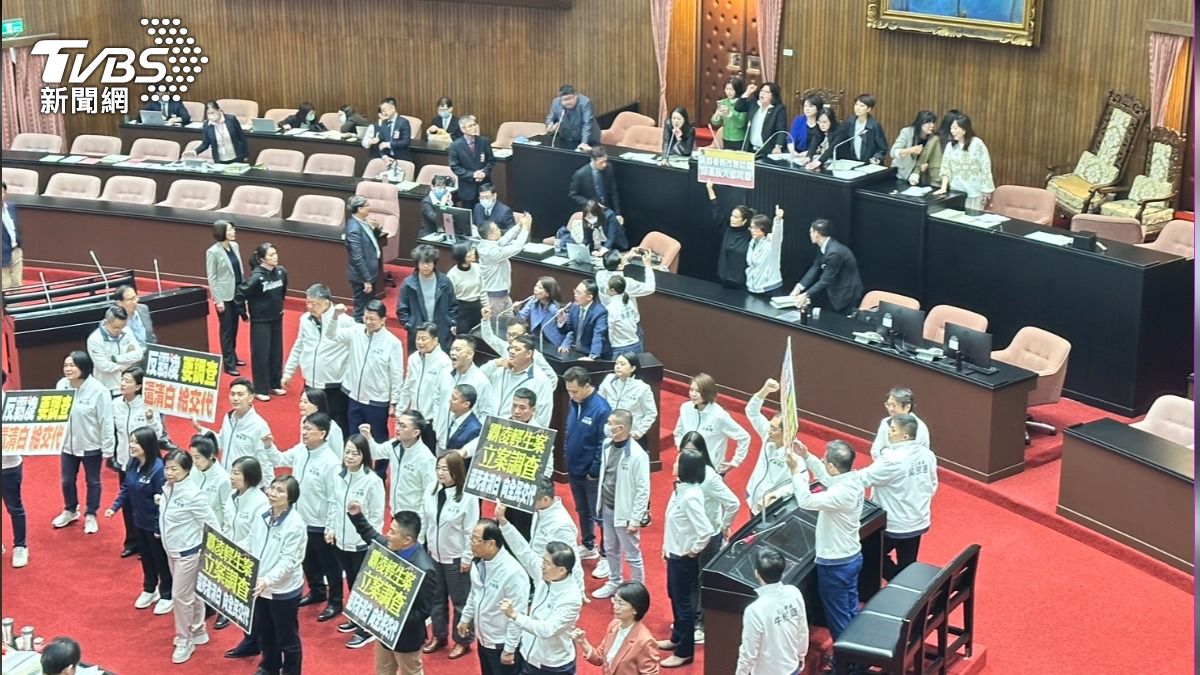 Taiwan legislators clash over amendments (TVBS News)