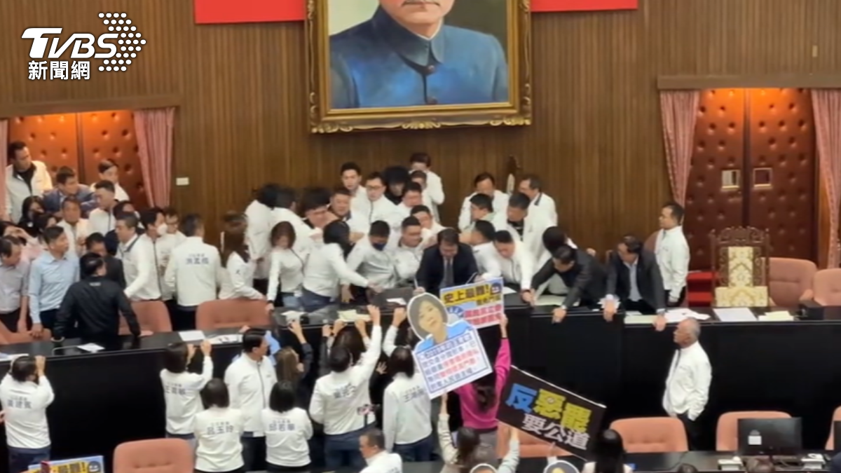 DPP legislator files assault complaint against KMT member (TVBS News)
