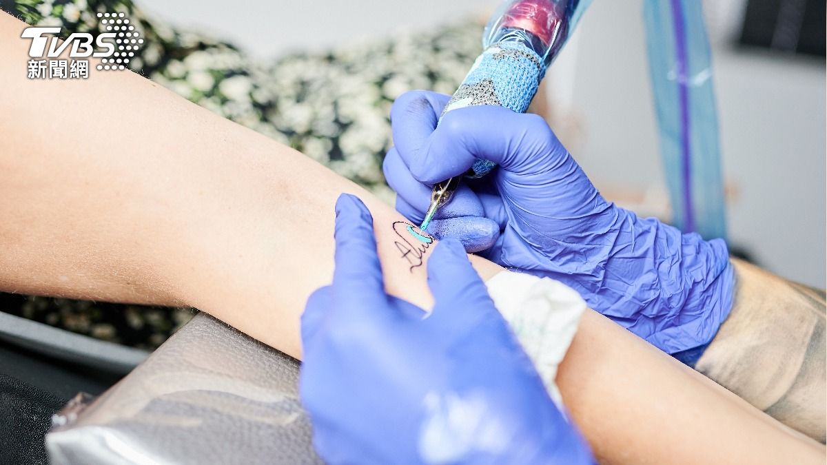 Doctor warns of tattoo health risks (Shutterstock)