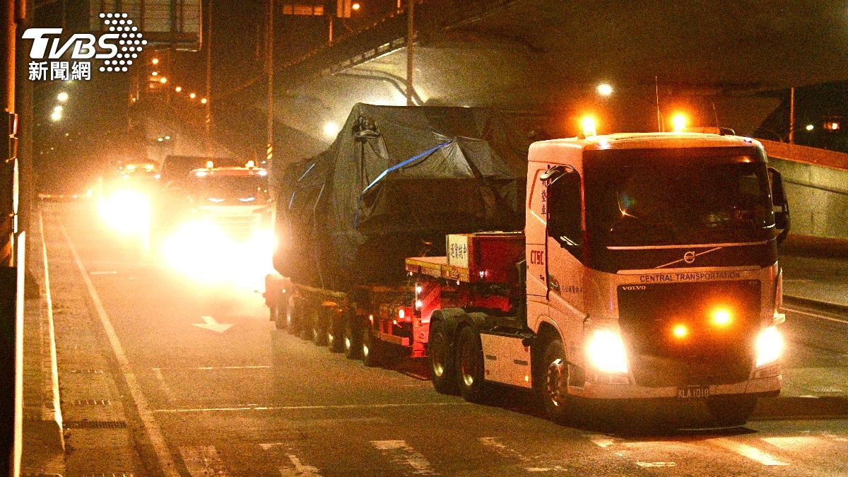 Taiwan receives first batch of M1A2T tanks from U.S. (TVBS News)