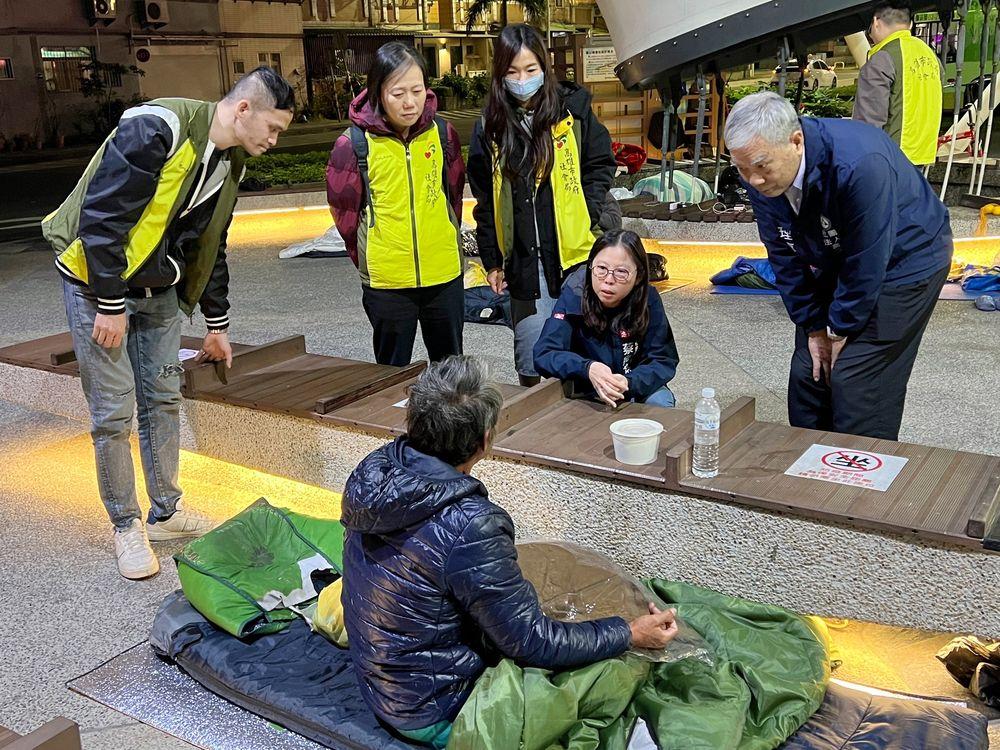Kaohsiung aids homeless amid cold snap (Courtesy of the SOCBU)
