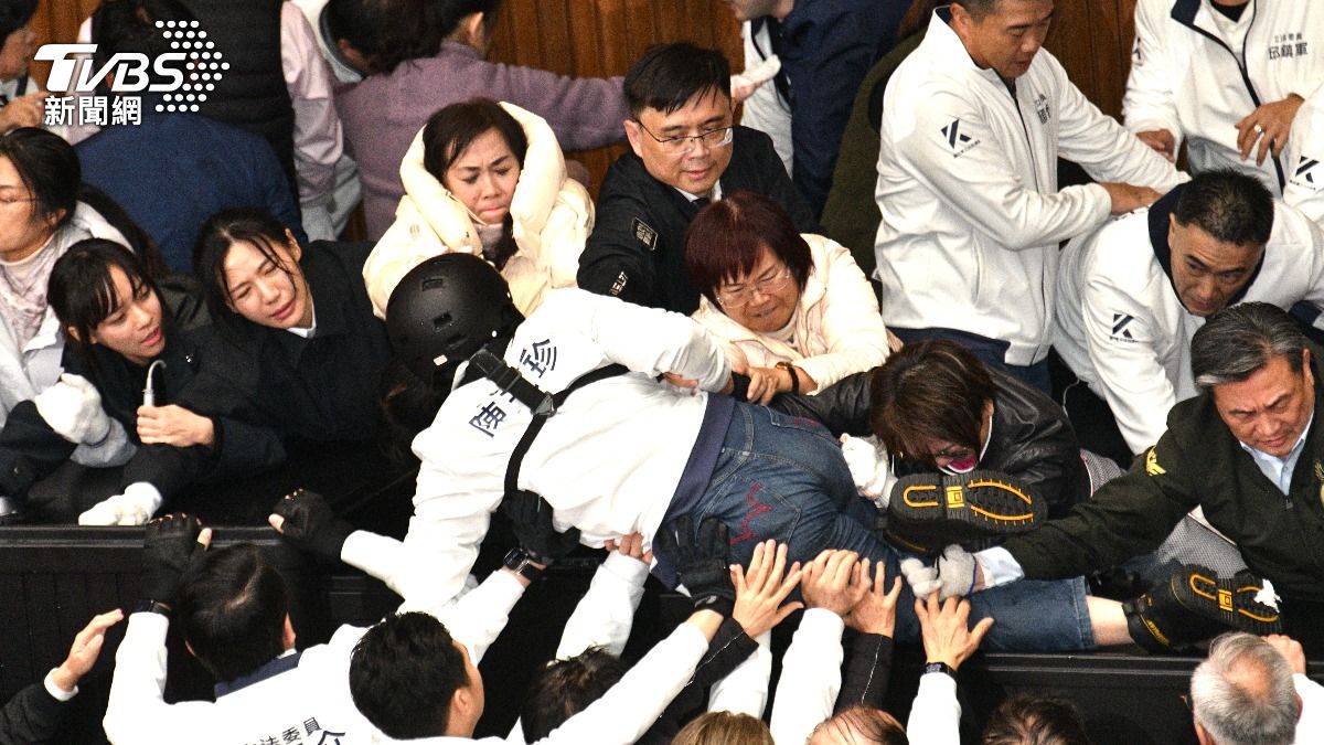 Taiwan People’s Party support drops amid political shifts (TVBS News)