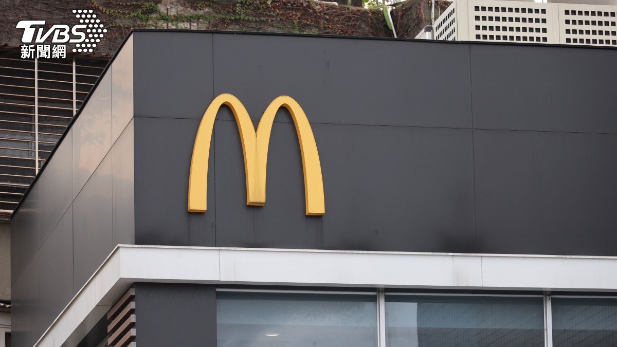McDonald’s branch faces threat call (TVBS News)