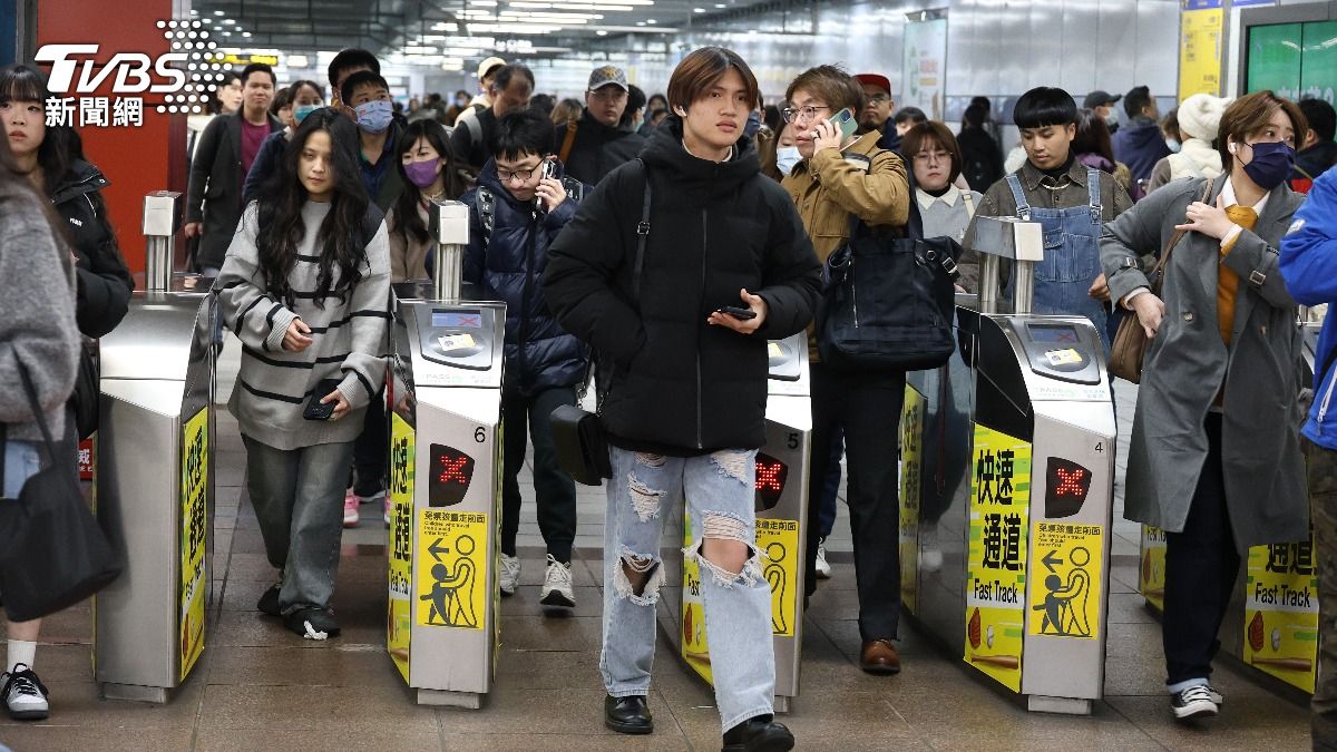 Taipei Metro passenger injured as angry man smashes window