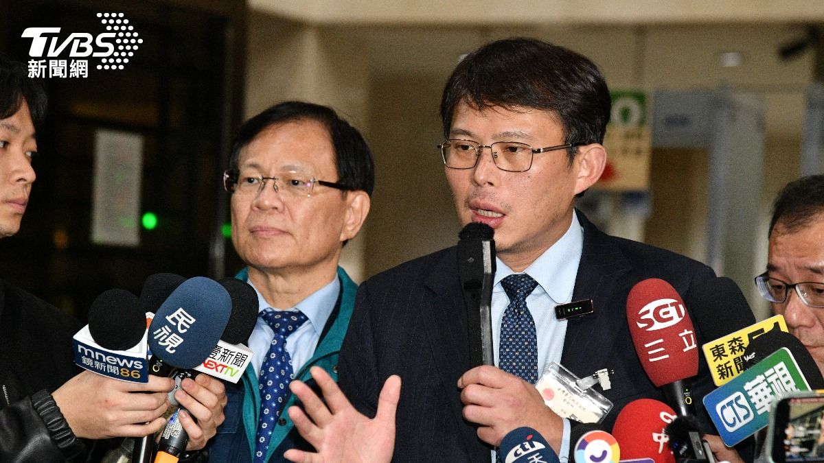 Supporters rally outside court as Ko faces detention (TVBS News)