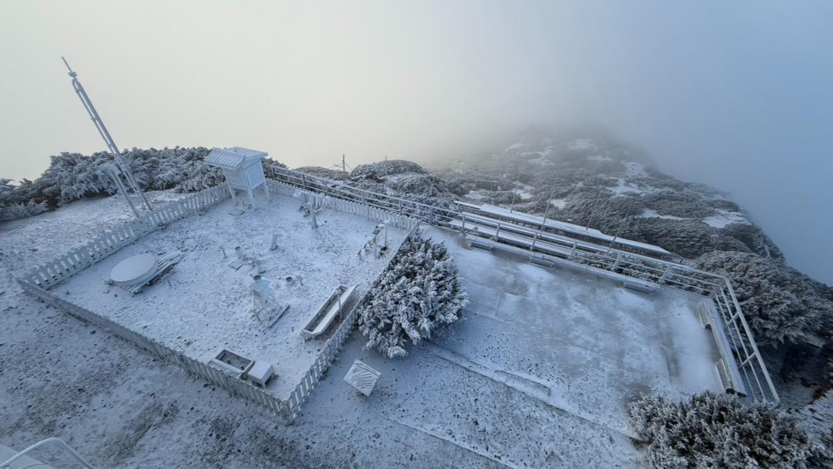 Snowfall blankets Yushan as cold front grips Taiwan (Courtesy of the CWA)