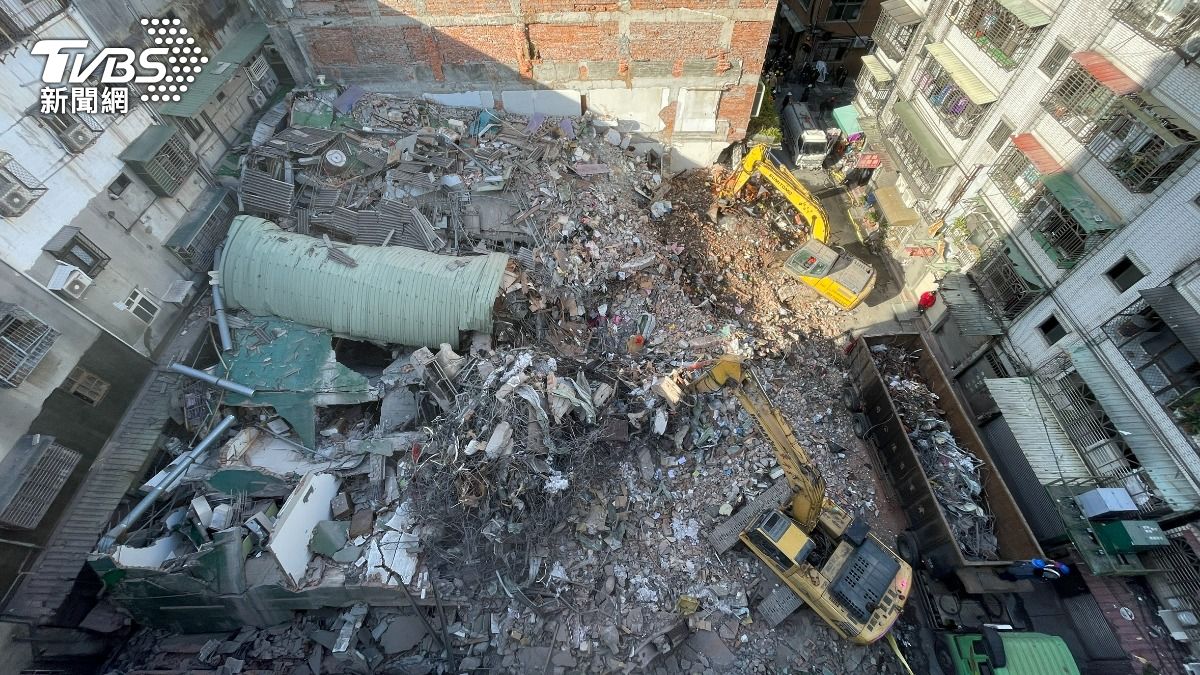 Residents await belongings retrieval after building collapse (TVBS News)