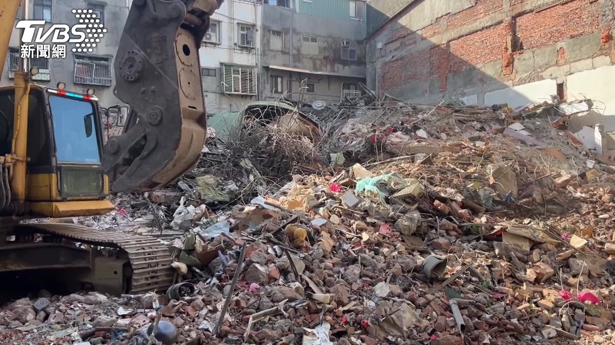 New Taipei evacuates 64 households after building collapse (TVBS News)