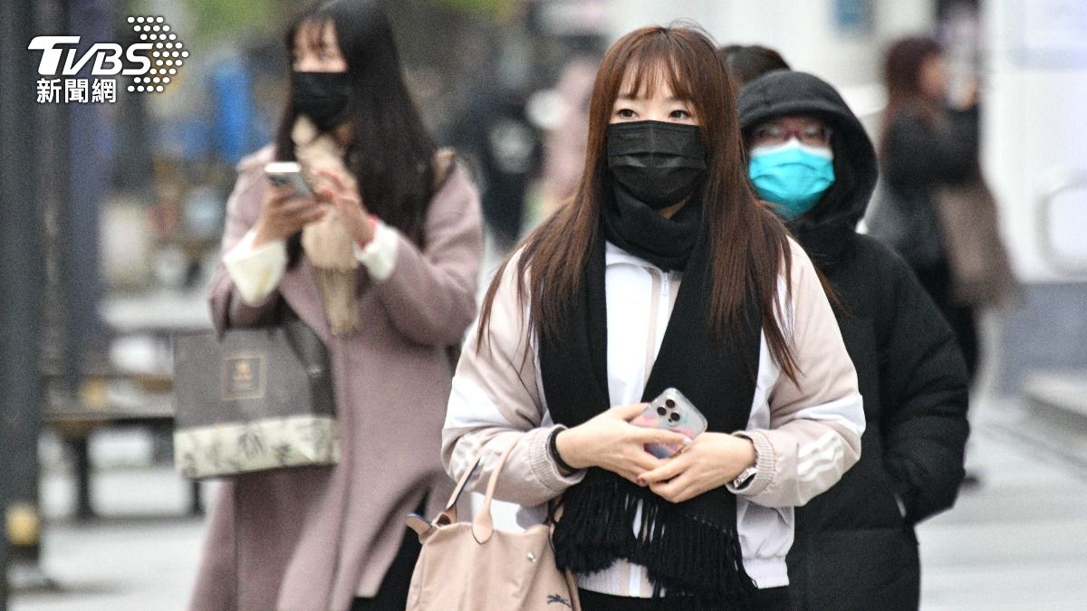 Taiwan braces for cold snap as Lunar New Year begins (TVBS News)