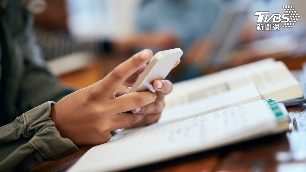 Taiwan drafts new school device rules (Shutterstock)