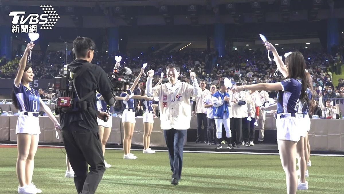 Hon Hai unites 35,000 at Taipei Dome (TVBS News)