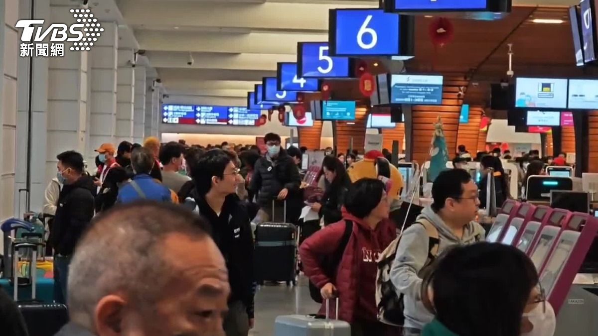 Taiwan flights resume post-typhoon (TVBS News)