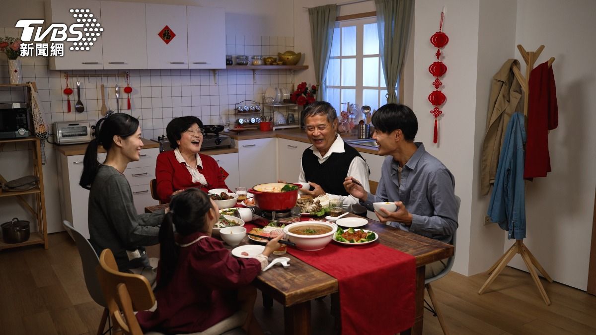 Daughters visit parents on Lunar New Year (TVBS News)