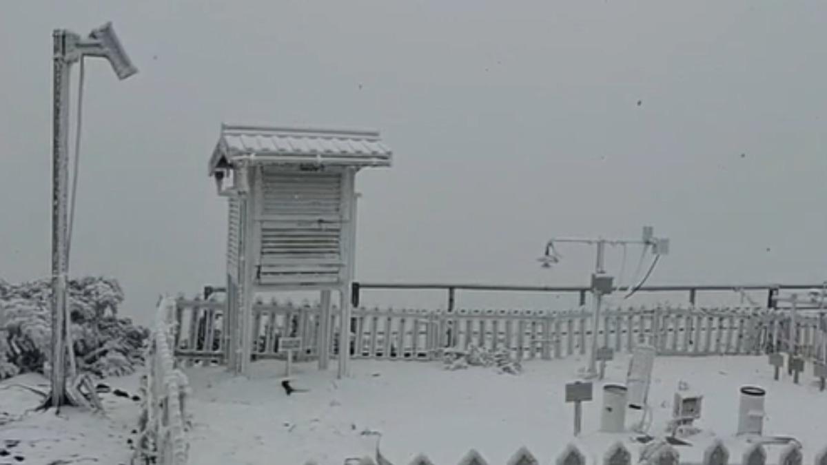 Cold wave brings snow to Yushan peak (Courtesy of the CWA)