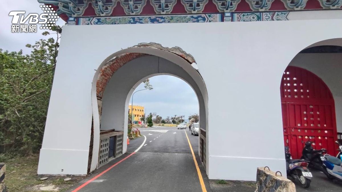 Kenting archway repair costs NT$150K (TVBS News)