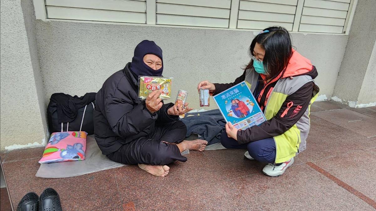 New Taipei aids homeless in cold snap (Courtesy of the Social Welfare Dept.)
