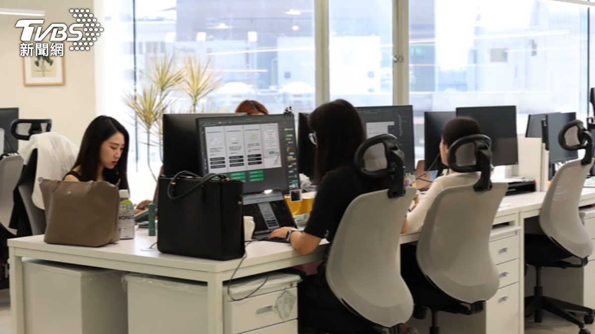 Taiwan labor group warns of job threats (TVBS News)