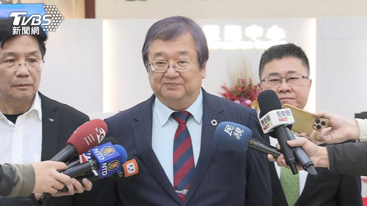 Health minister addresses hospital overcrowding issues (TVBS News)