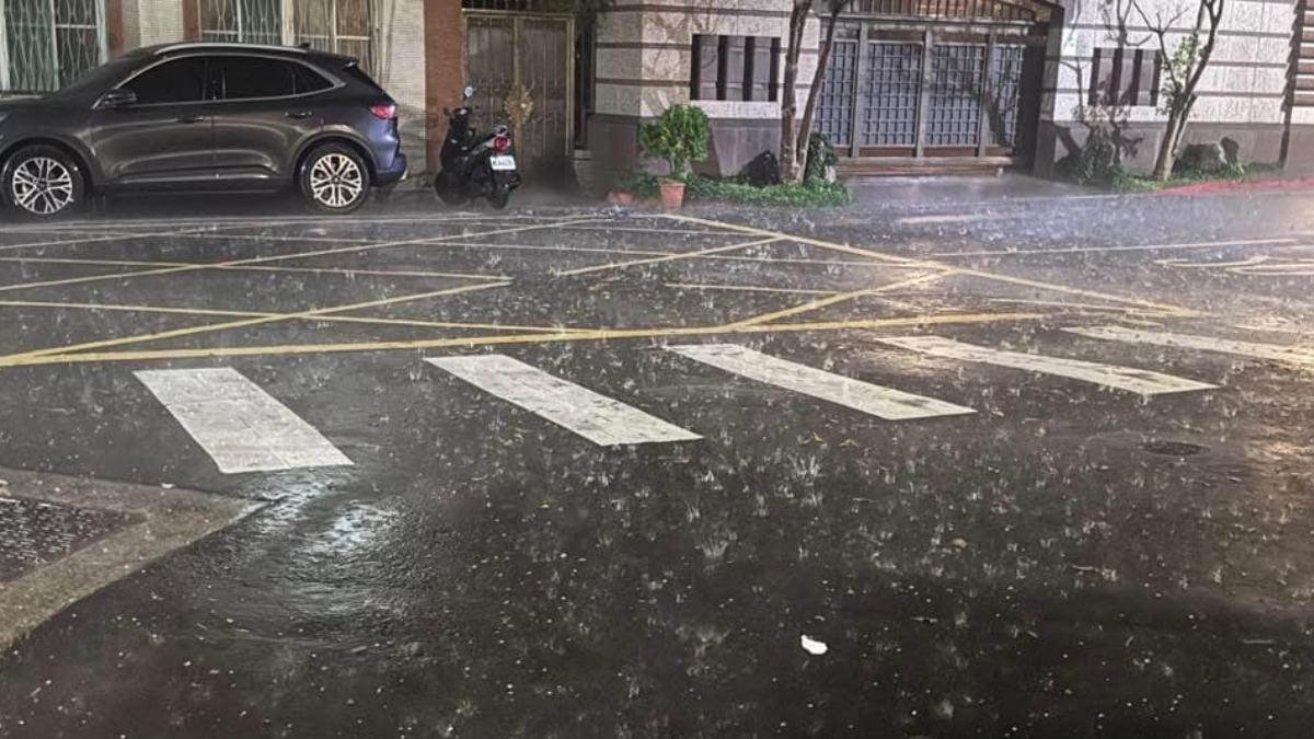 Storms hit Taipei with hail, heavy rain (Courtesy of social media)