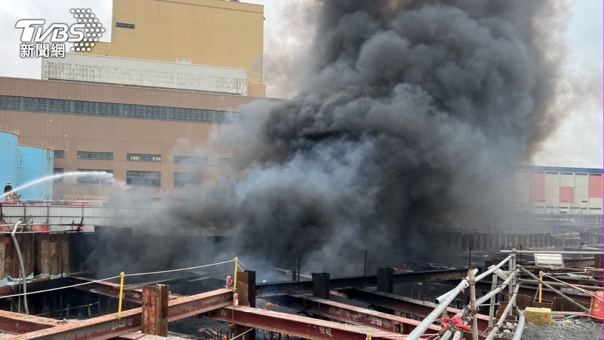 Fire erupts at Taichung power plant site (TVBS News)