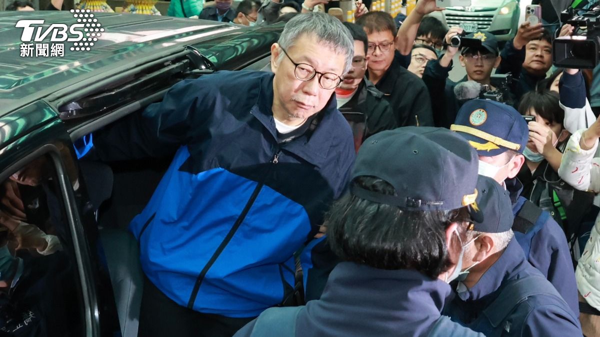 Ko Wen-je receives emergency medical care while in custody (TVBS News)