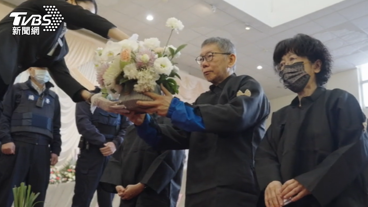 Ko Wen-je attends father’s funeral briefly (TVBS News)