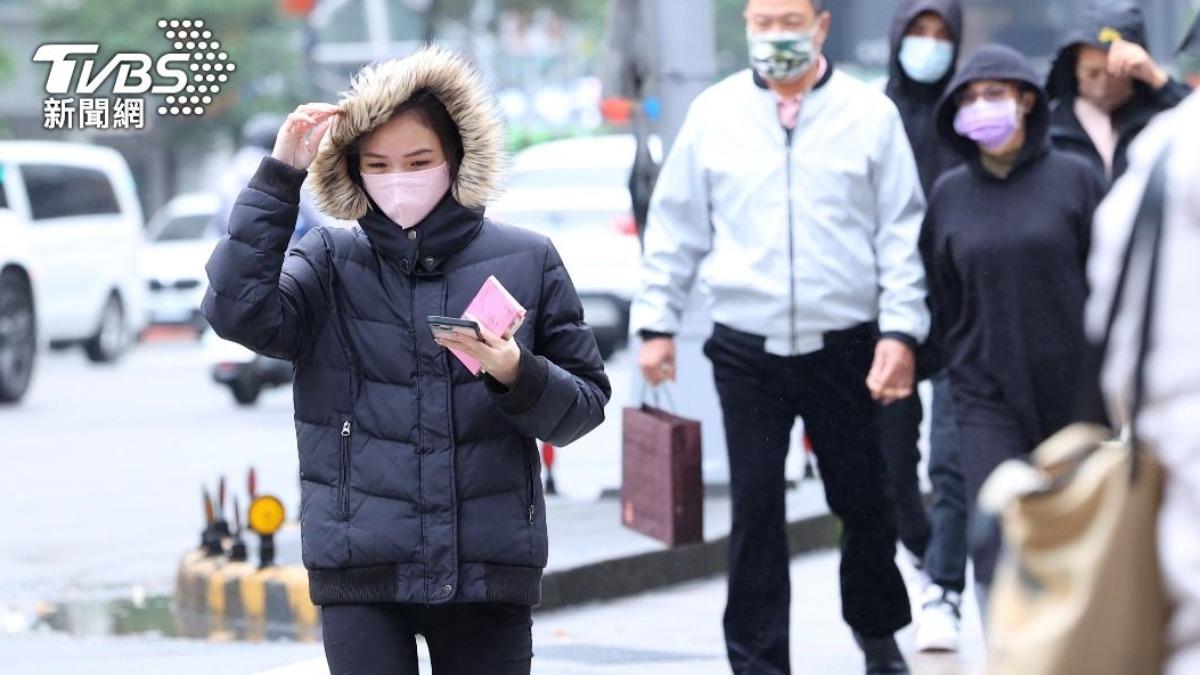 Taiwan braces for rain and storms as weather front hits (TVBS News)