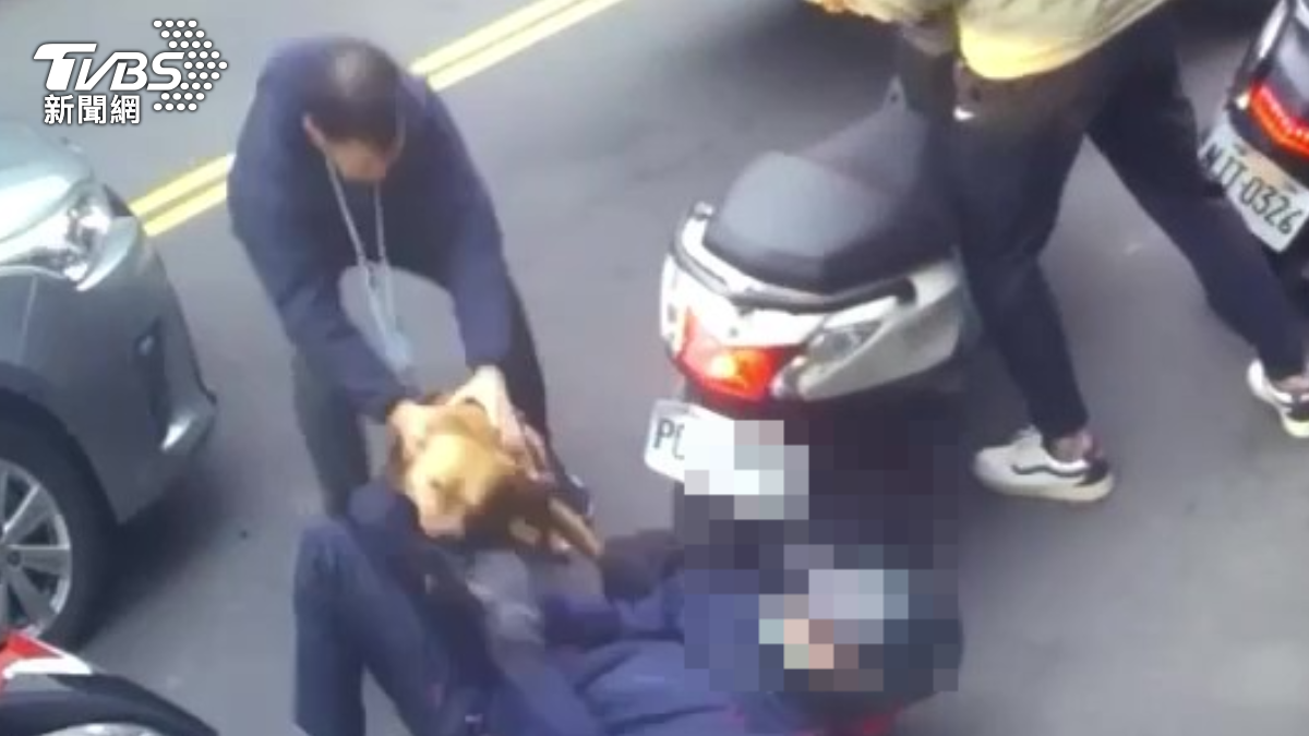 Pit bull leaps from car, injures motorcyclist in Taipei (TVBS News)