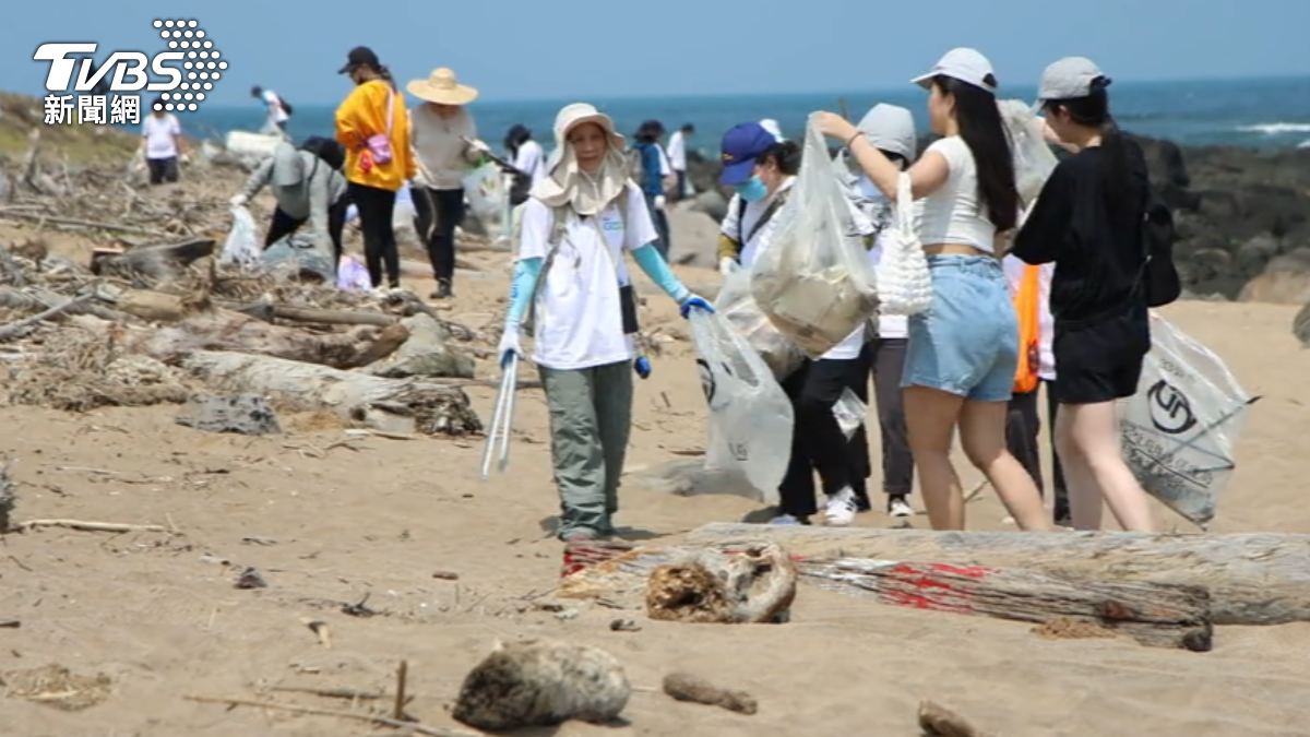 Taiwan expands beach cleanup to remote Matsu islands (TVBS News)