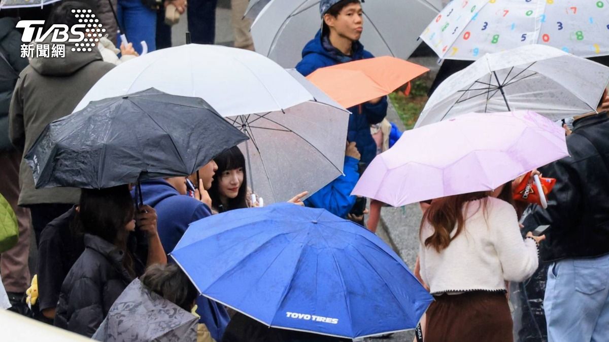 Cold front brings heavy rainfall, wind to northern Taiwan (TVBS News)
