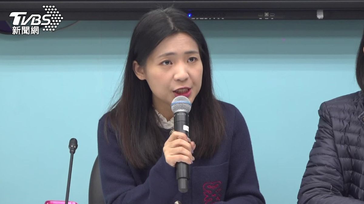 Opposition party targets premier over Japan charter flight (TVBS News)