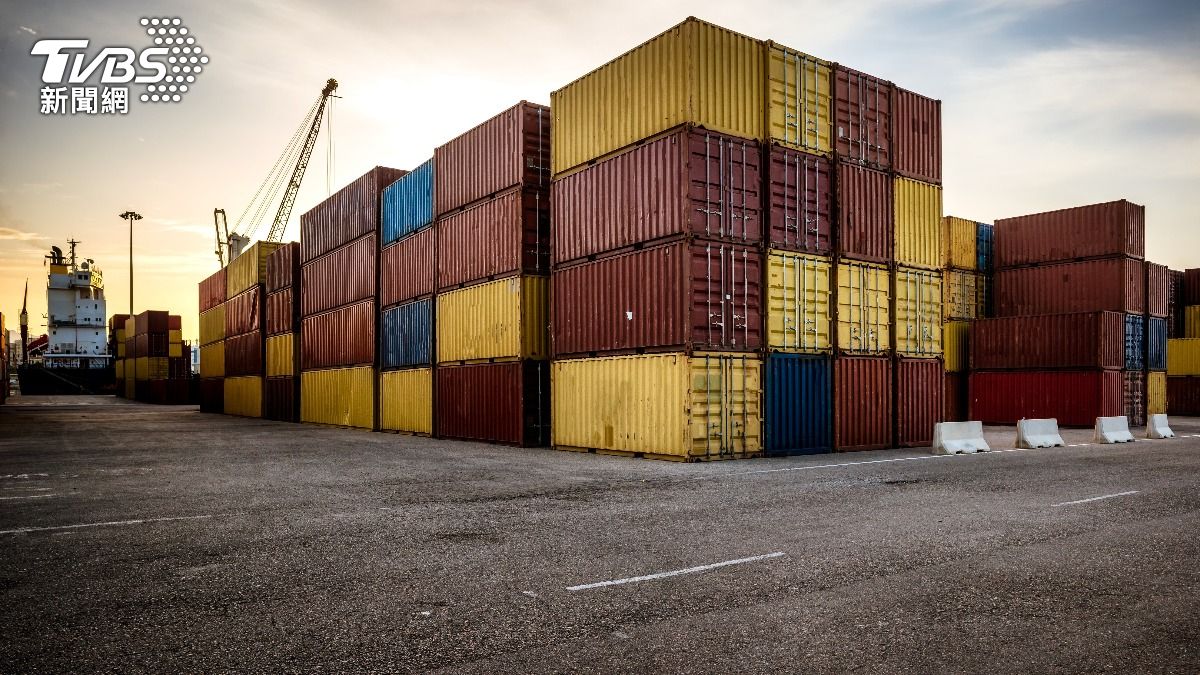 Taiwan races to ship goods amid tariff reduction window (Shutterstock)