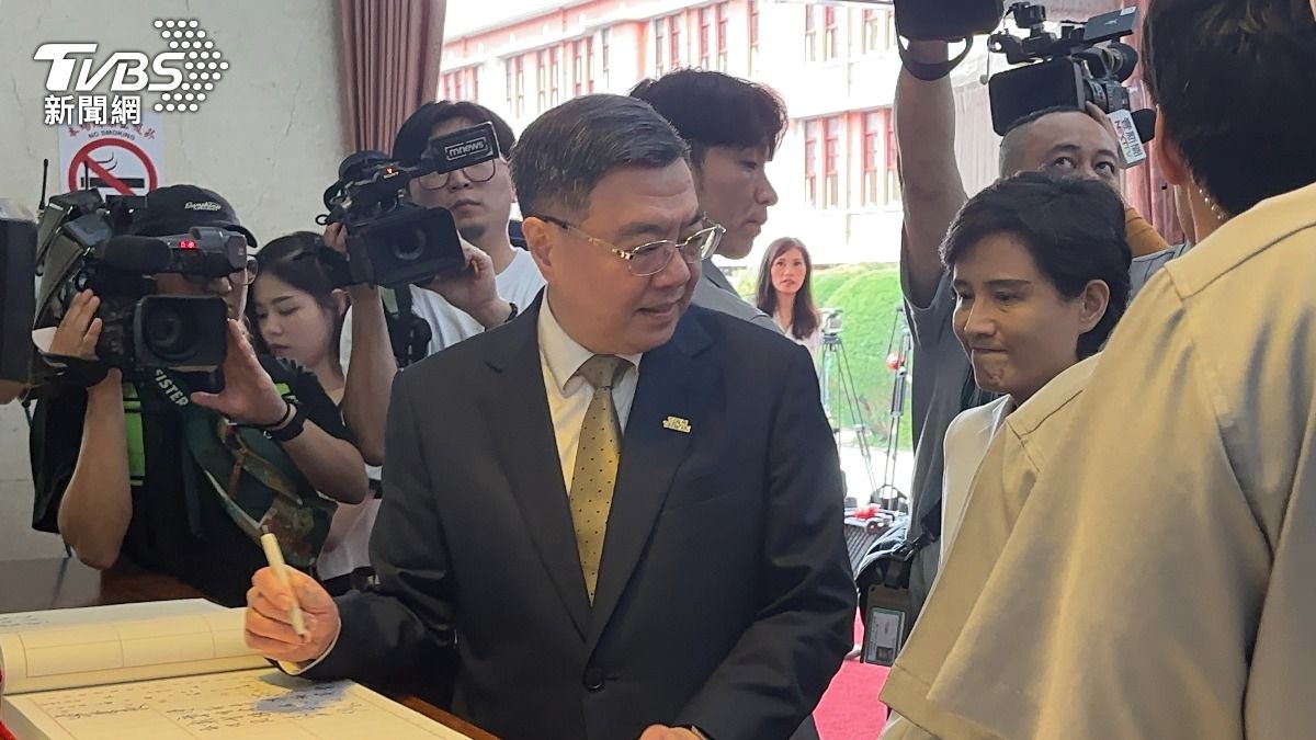 Premier Cho invites talks on KMT’s cash relief proposal (TVBS News)
