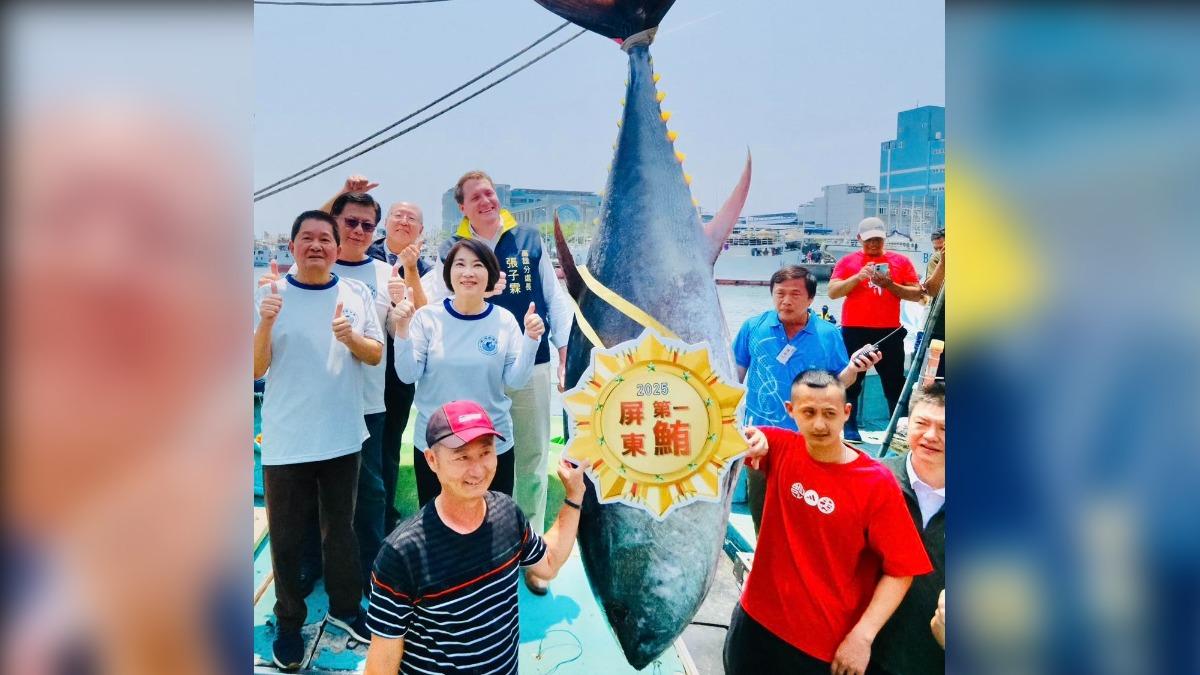 Pingtung’s first tuna fetches NT$2.3M (Courtesy of Chou’s FB)