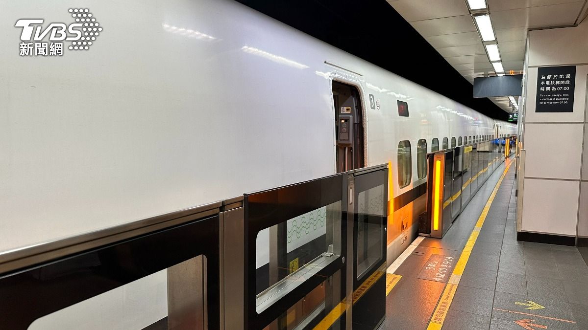 Driver suspended after train door error (TVBS News)