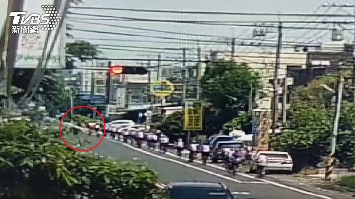 Driver claims distraction caused Taiwan cycling collision (TVBS News)