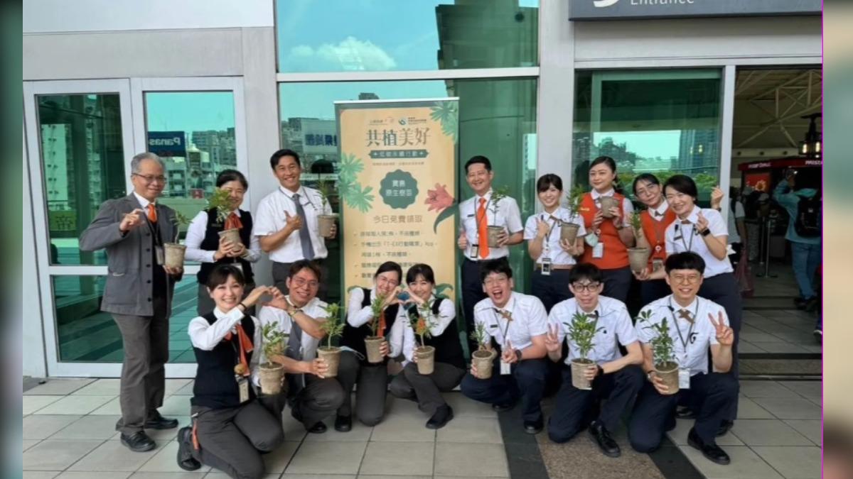 Taiwan commuters queue for Earth Day tree distribution (Courtesy of THSR)