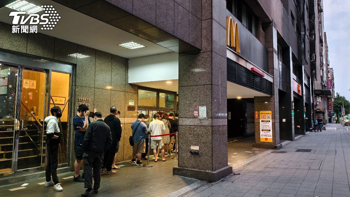 Fans line up early for McGriddles (TVBS News)