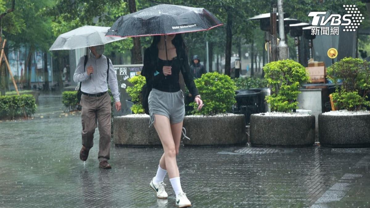 Taiwan braces for heavy rain, storms (TVBS News)