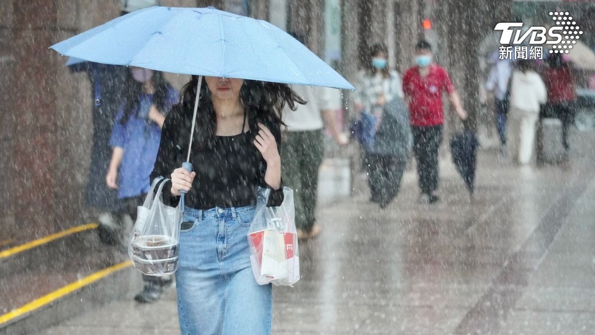 Taiwan braces for scattered showers (TVBS News)