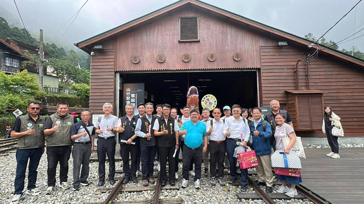 Tsai pushes for Alishan railway status (Courtesy of Tsai Yi-yu’s Facebook)
