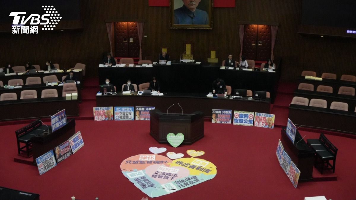 Taiwan opposition labels island a ’sweatshop’ amid holiday dispute (TVBS News)