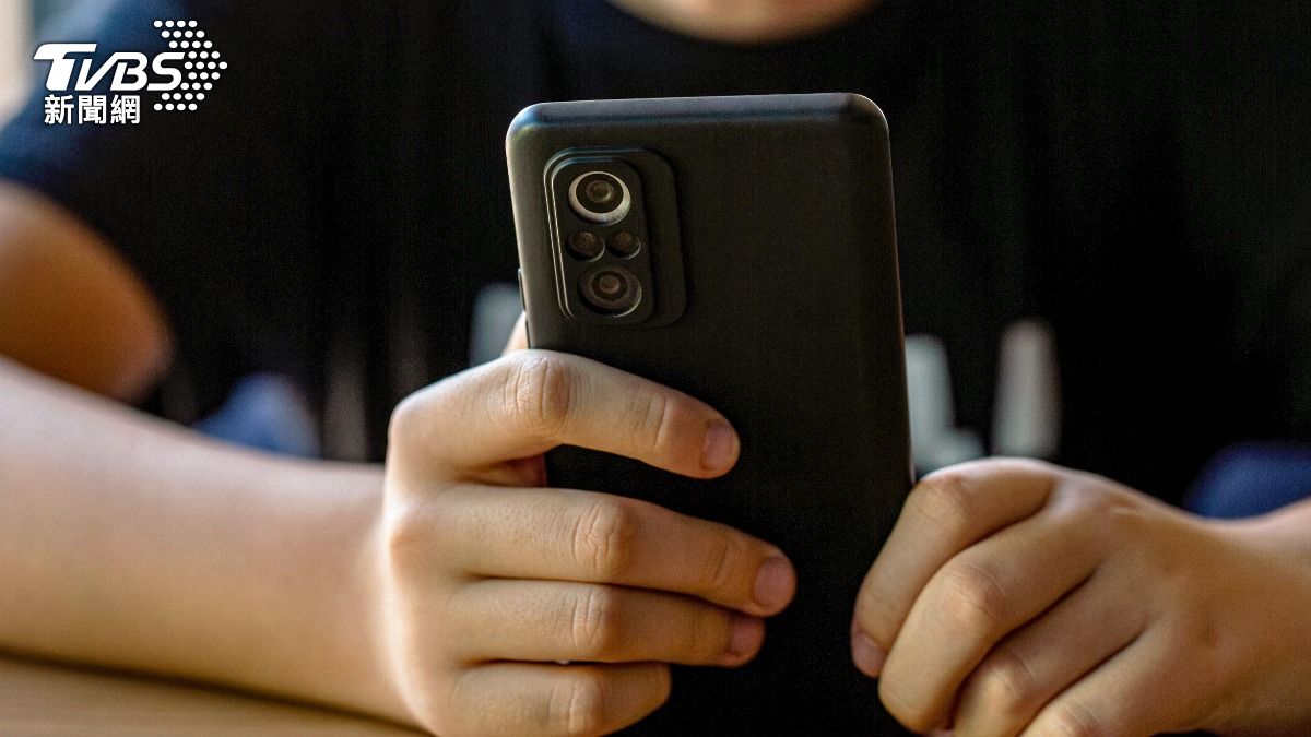 Taiwan cites global data in defense of school phone policy (Shutterstock)