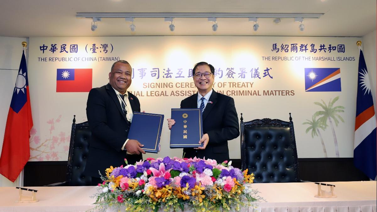 Taiwan, Marshall Islands sign legal pact (Courtesy of MOJ)