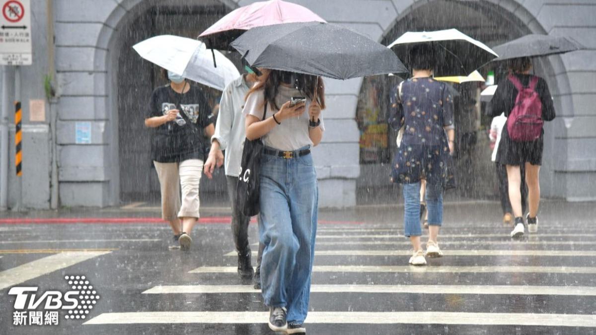 Heavy rain advisory for southern Taiwan (TVBS News)