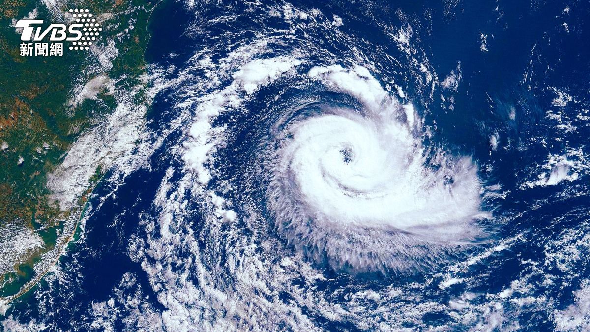 Tropical disturbance may form typhoon (Shutterstock)