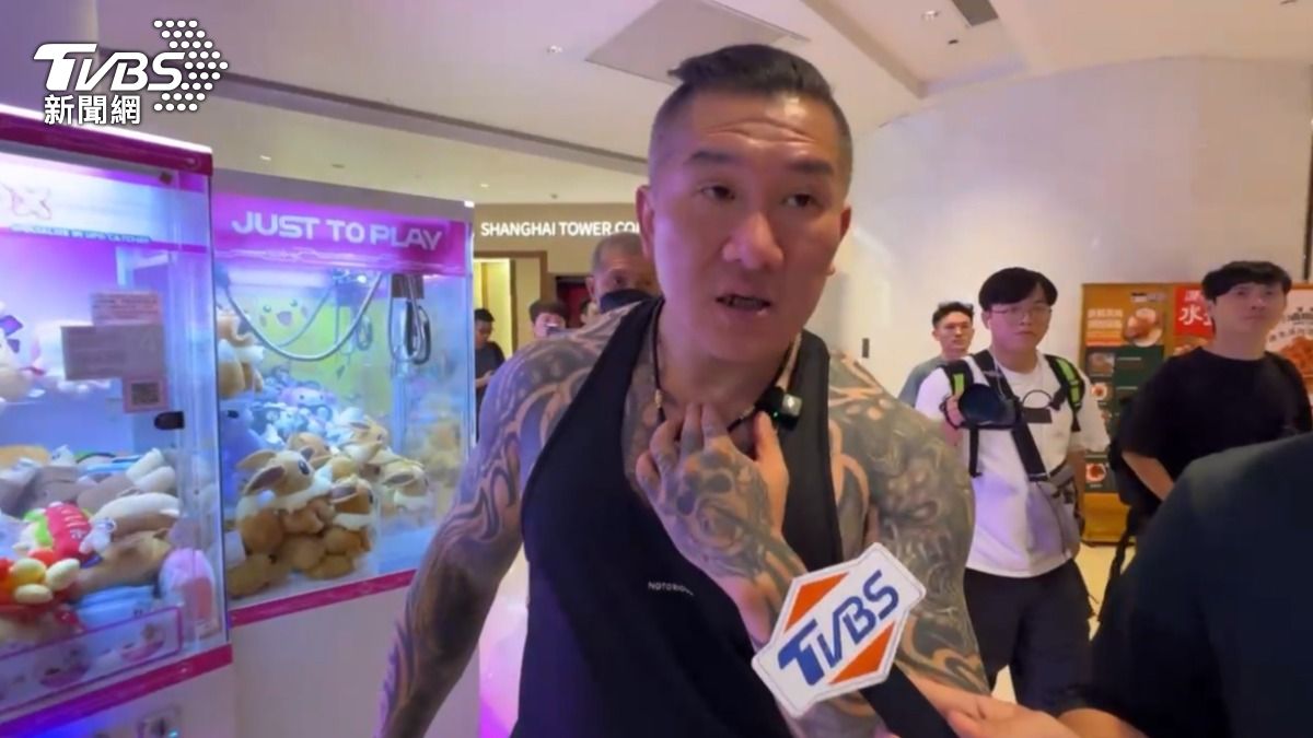 Influencer Chen visits Shanghai Tower (TVBS News)