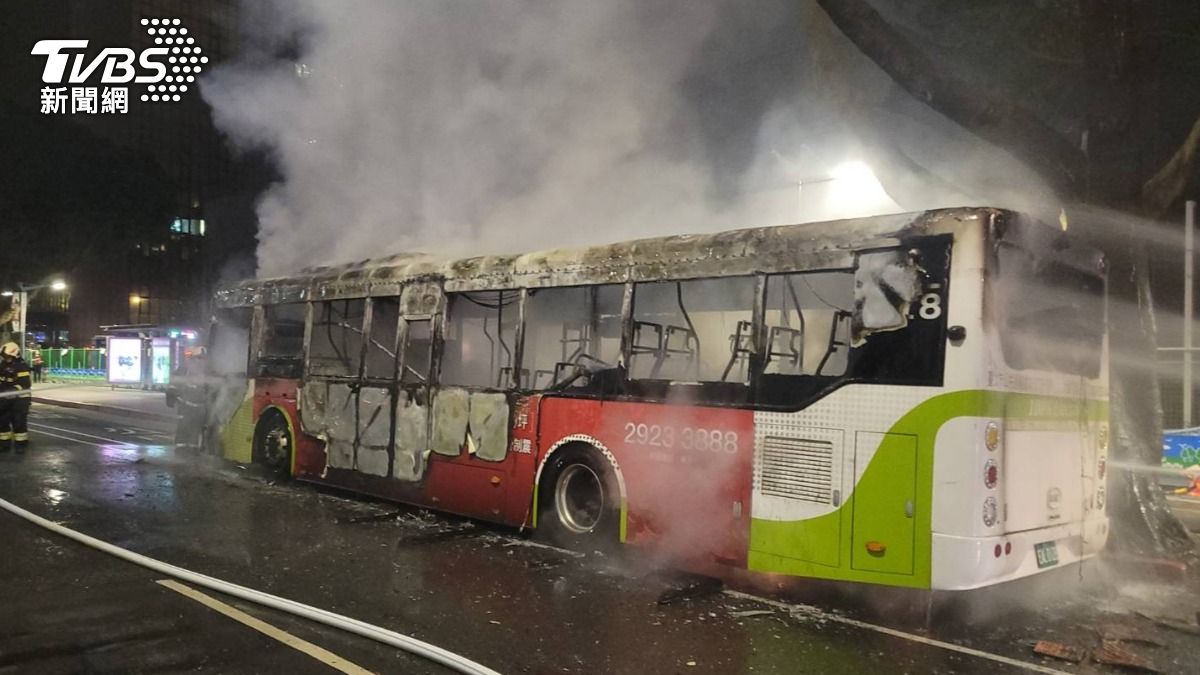 Electric bus fire in Taipei raises alarm (TVBS News)