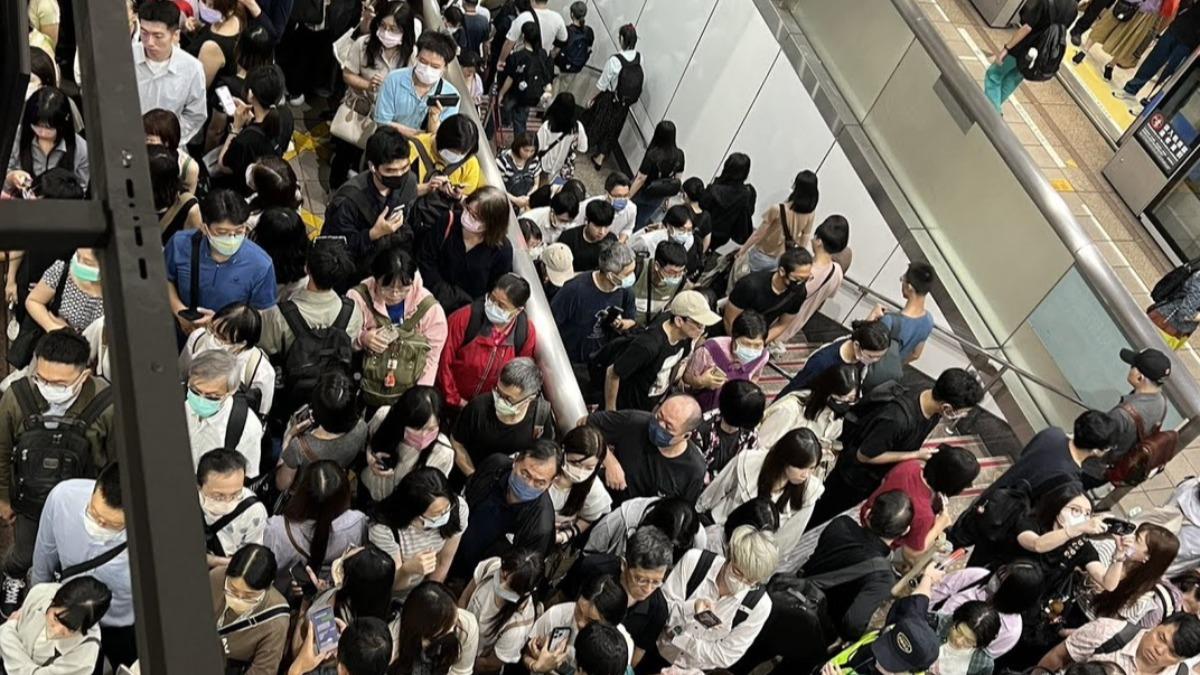 Taipei Metro faces peak hour chaos (Courtesy of 記者爆料網)
