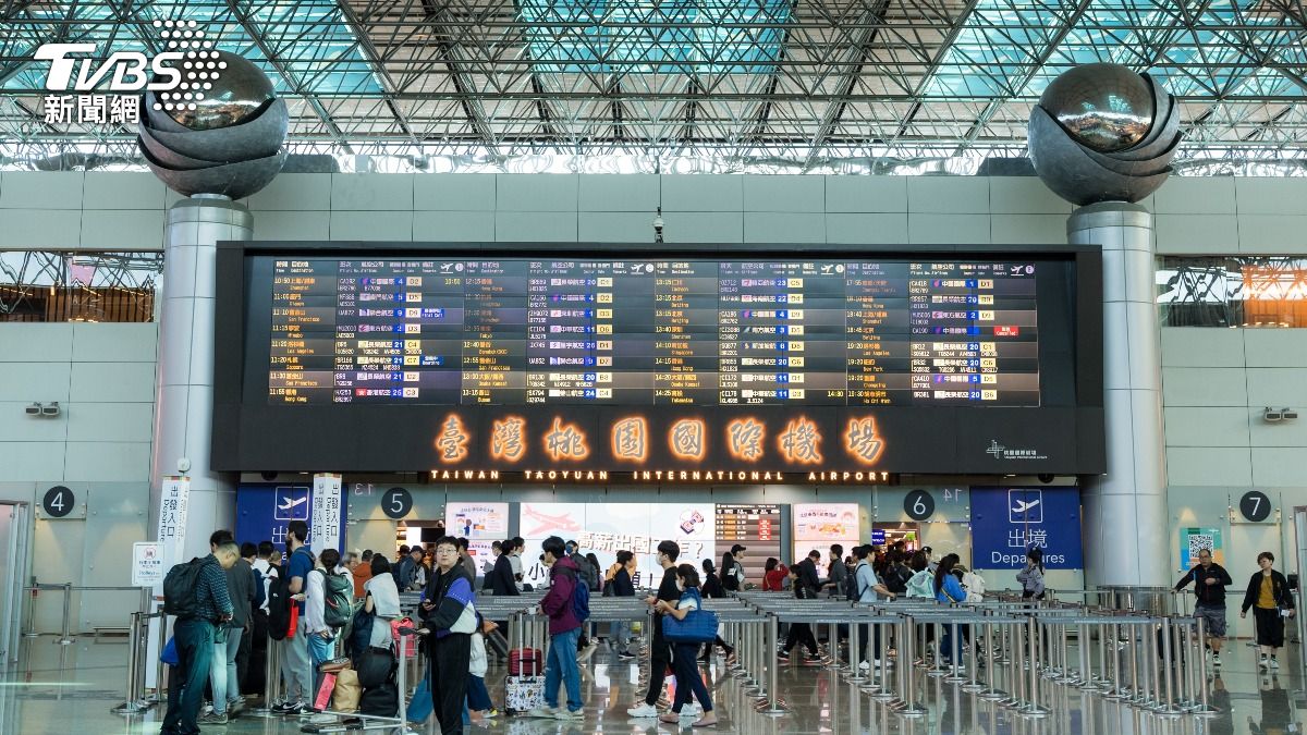 Taoyuan Airport expects 13 peak days exceeding 140,000 travelers (Shutterstock)
